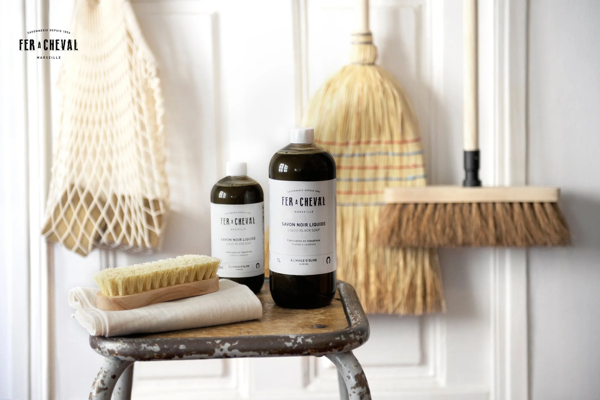 液体ブラックソープと掃除用品