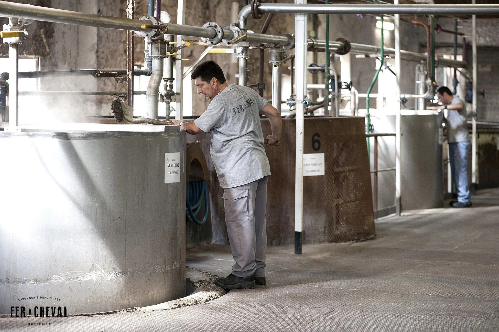 伝統的な釜で石鹸を製造する職人