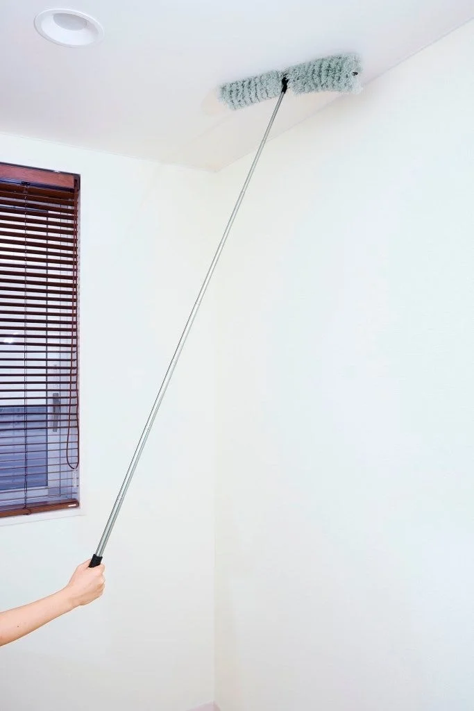 手の届かない高所のホコリもラクラク!「のびのび天井ホコリごっそり職人」で快適お掃除