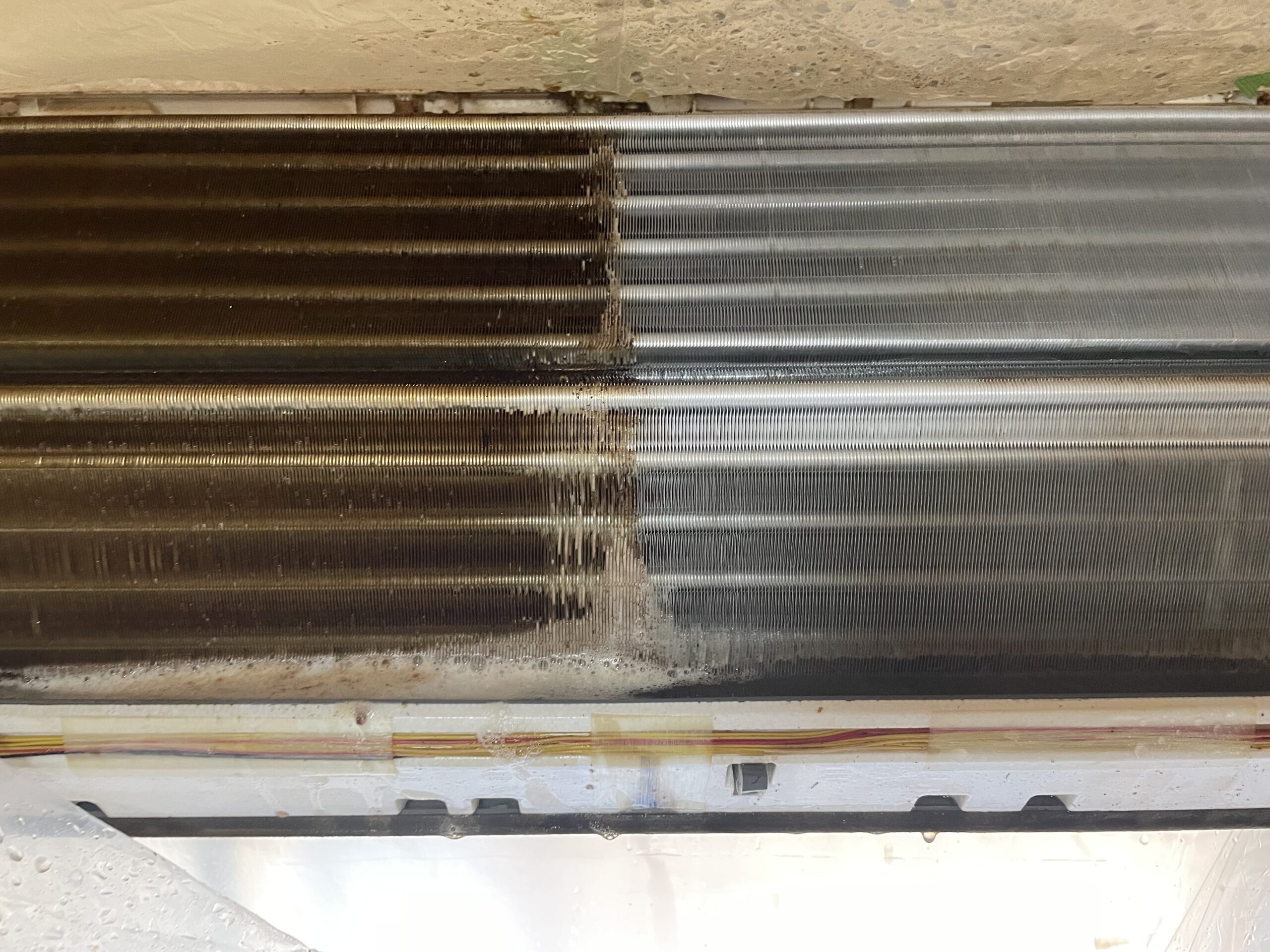 大阪市 エアコンクリーニング施工事例｜通常エアコンの内部洗浄とビフォーアフター写真