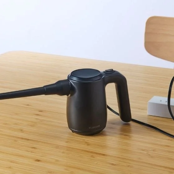 木目調のテーブルに置かれた電動エアダスター