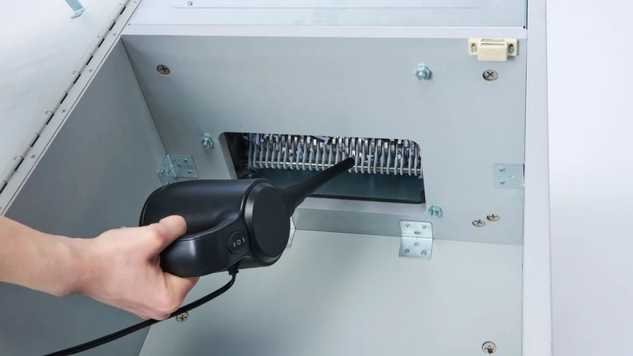 シュレッダー内部を電動エアダスターで掃除する様子