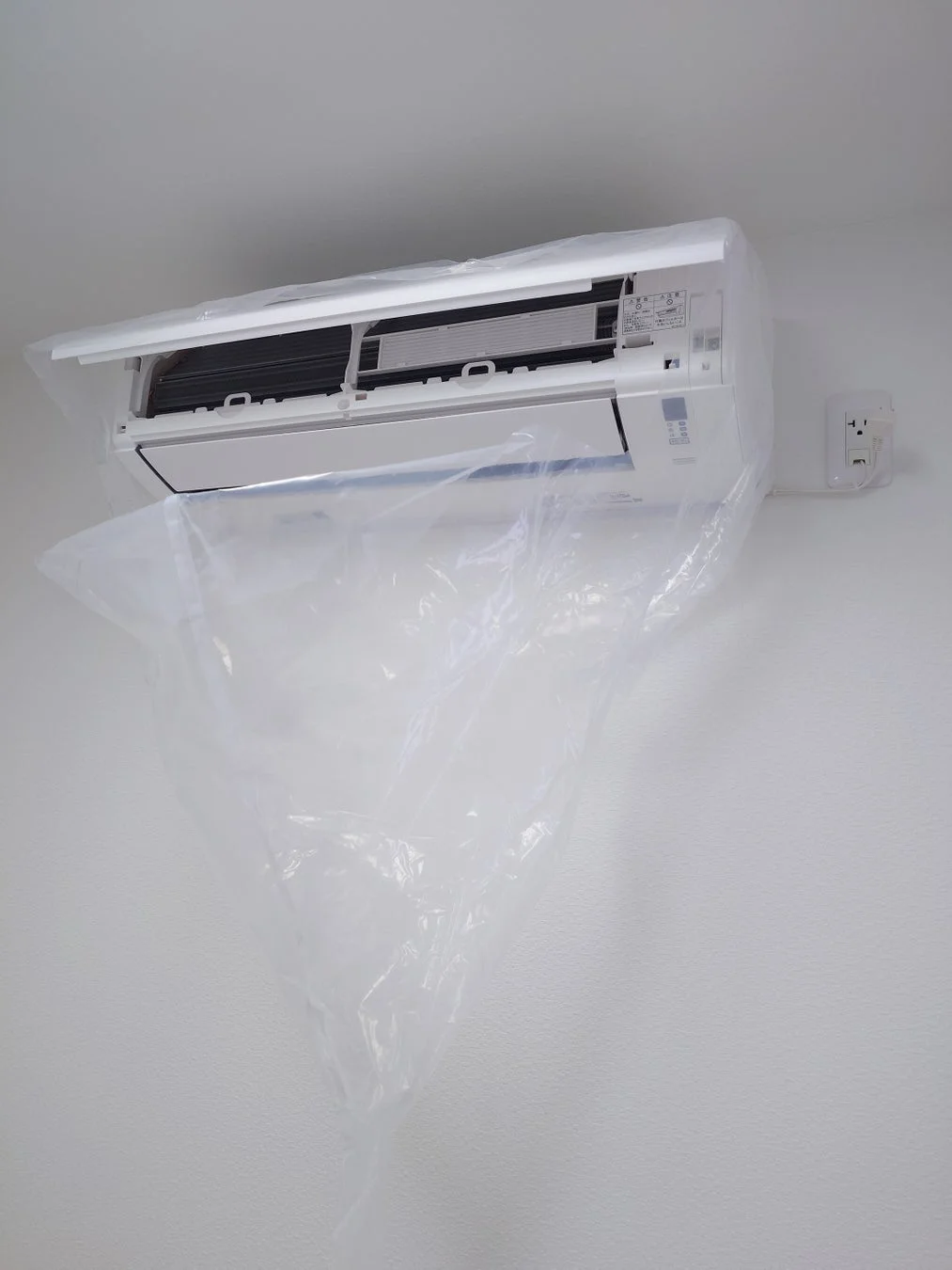 エアコンに洗浄カバーを装着した状態