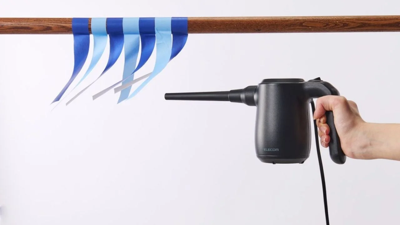 電動エアダスターの風力でリボンを吹き飛ばす様子