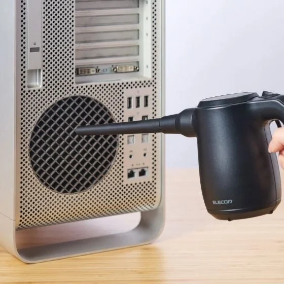 パソコンの排気口のホコリを吹き飛ばす様子