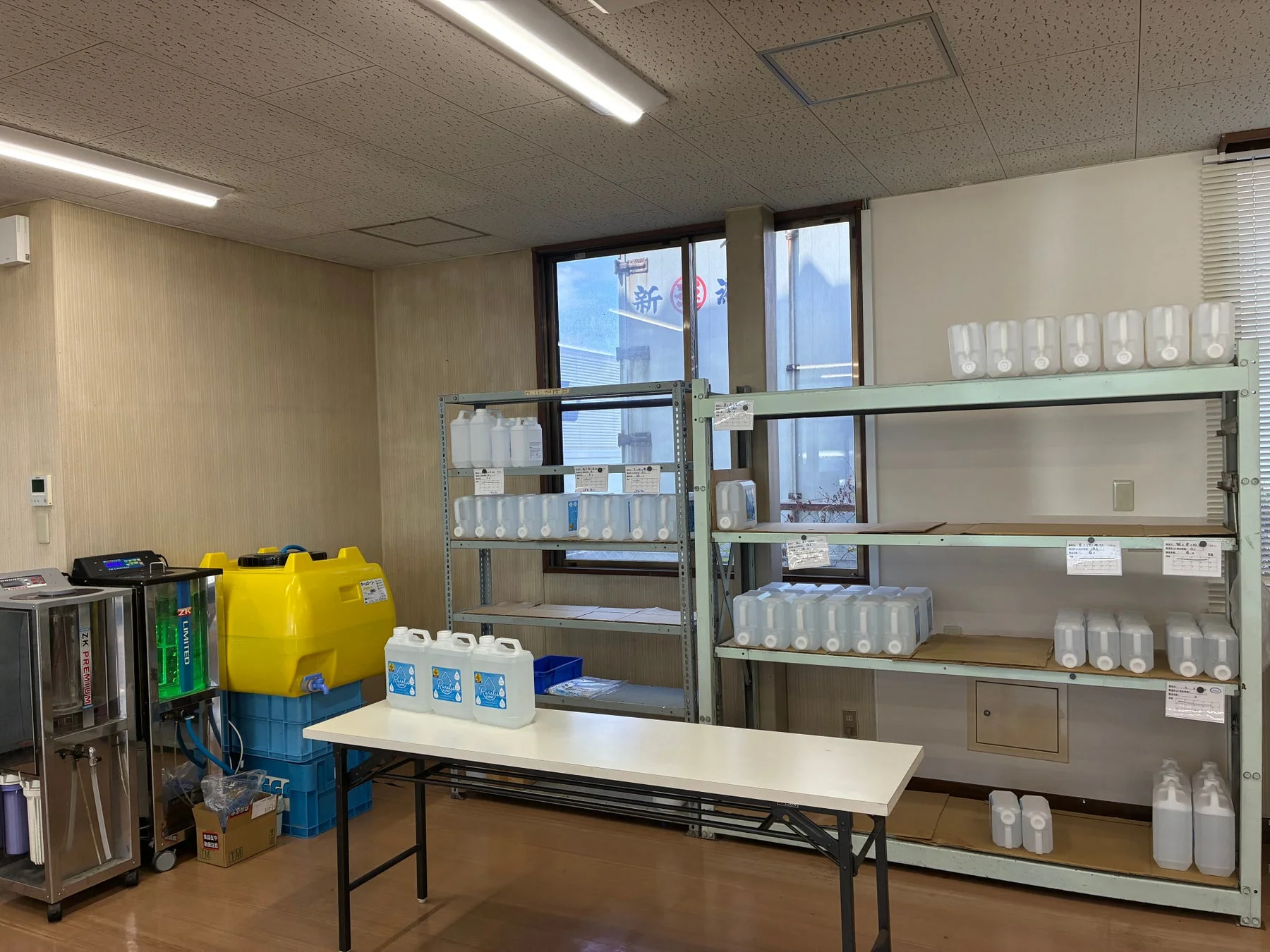 液体容器が並ぶ倉庫