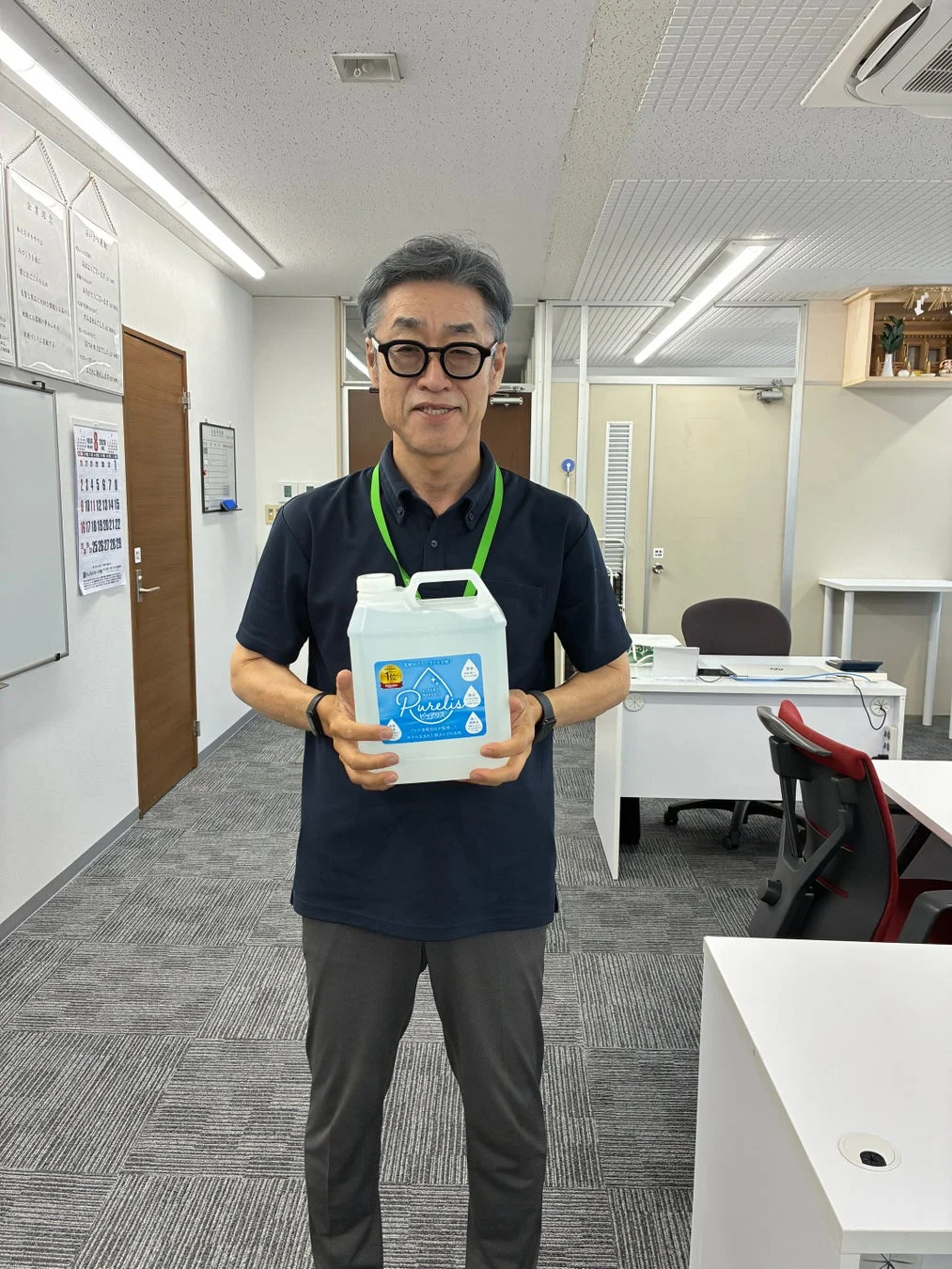 男性がボトルを持つ