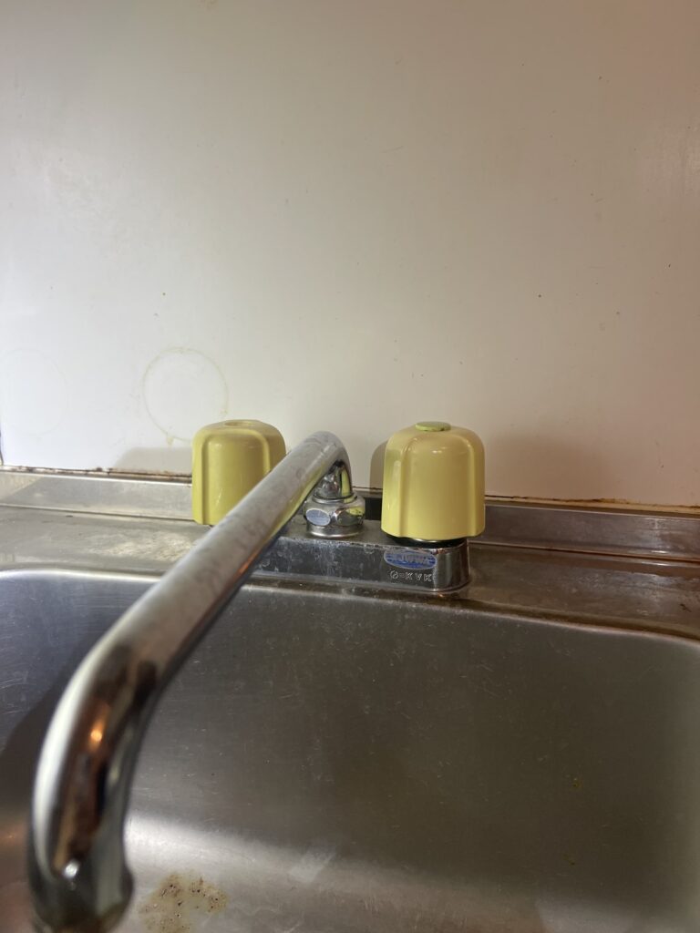 天下茶屋・交換前のキッチン水栓