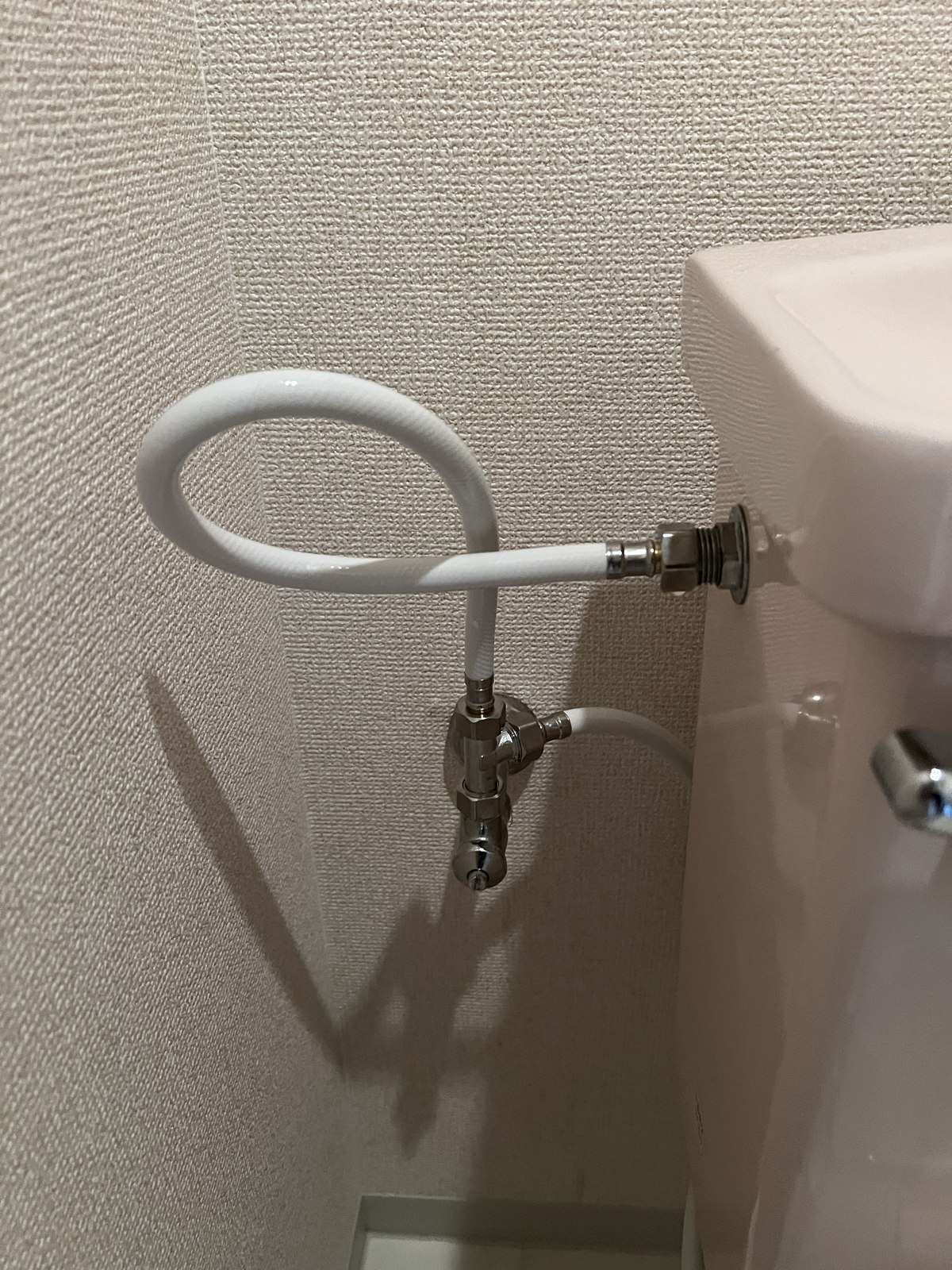 天下茶屋・設置後の便座の給水ホースまわり