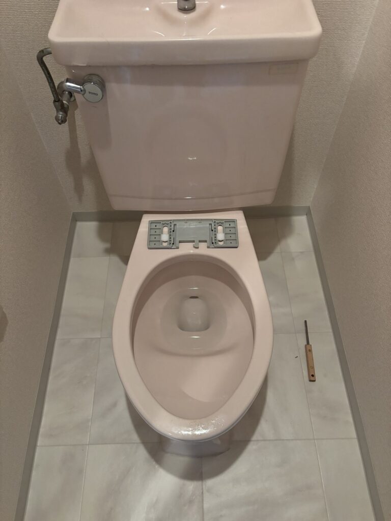 天下茶屋・便座を取り付ける前のトイレ